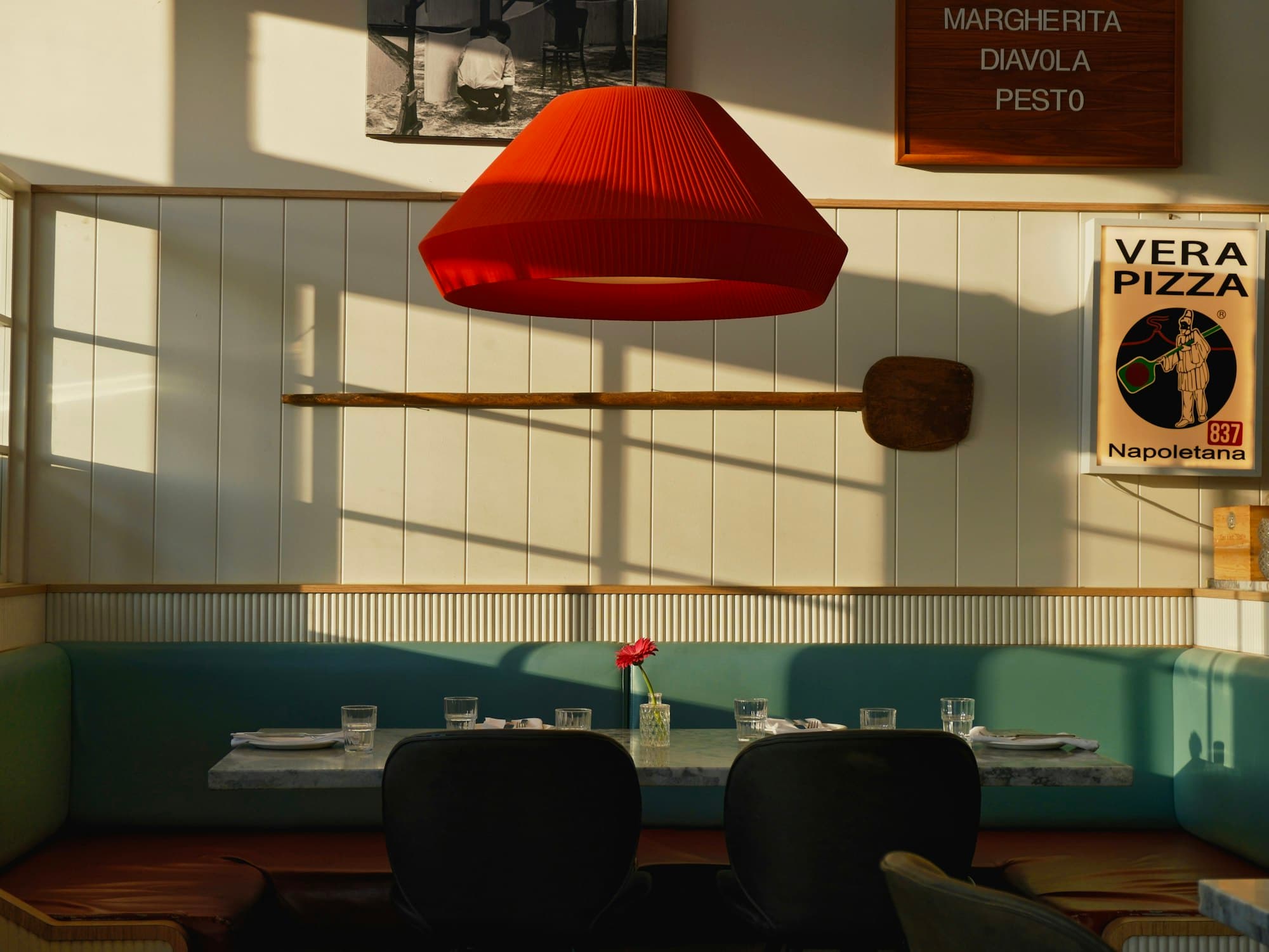 Intérieur d'une pizzeria italienne authentique