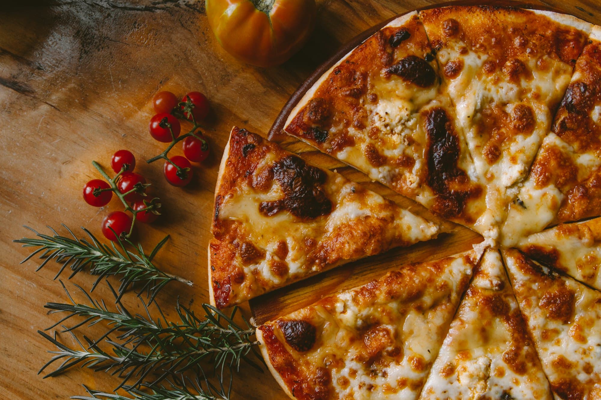 Pizza artisanale sur une planche en bois